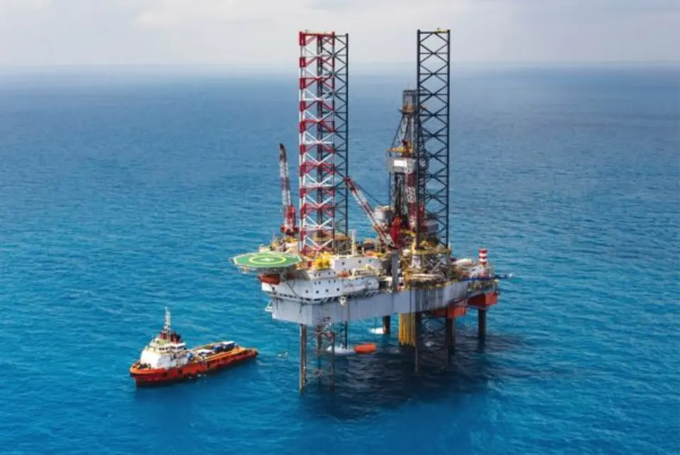 An offshore jack-up rig with a support vessel